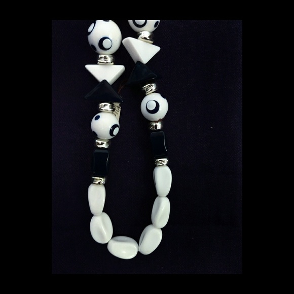 Jewelry - Vintage Lucite navy/white beaded necklace